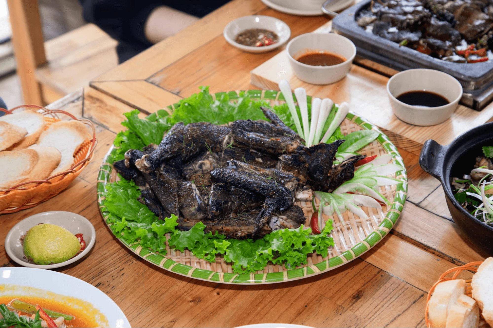 Gà đen H'Mông nướng mật ong hạt dổi đặc sản Đồng Văn Hà Giang