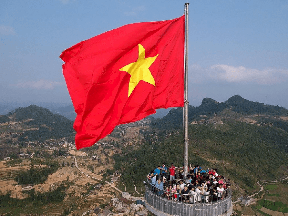 Du khách check in dưới lá cờ đỏ sao vàng tại đỉnh Cột cờ Lũng Cú