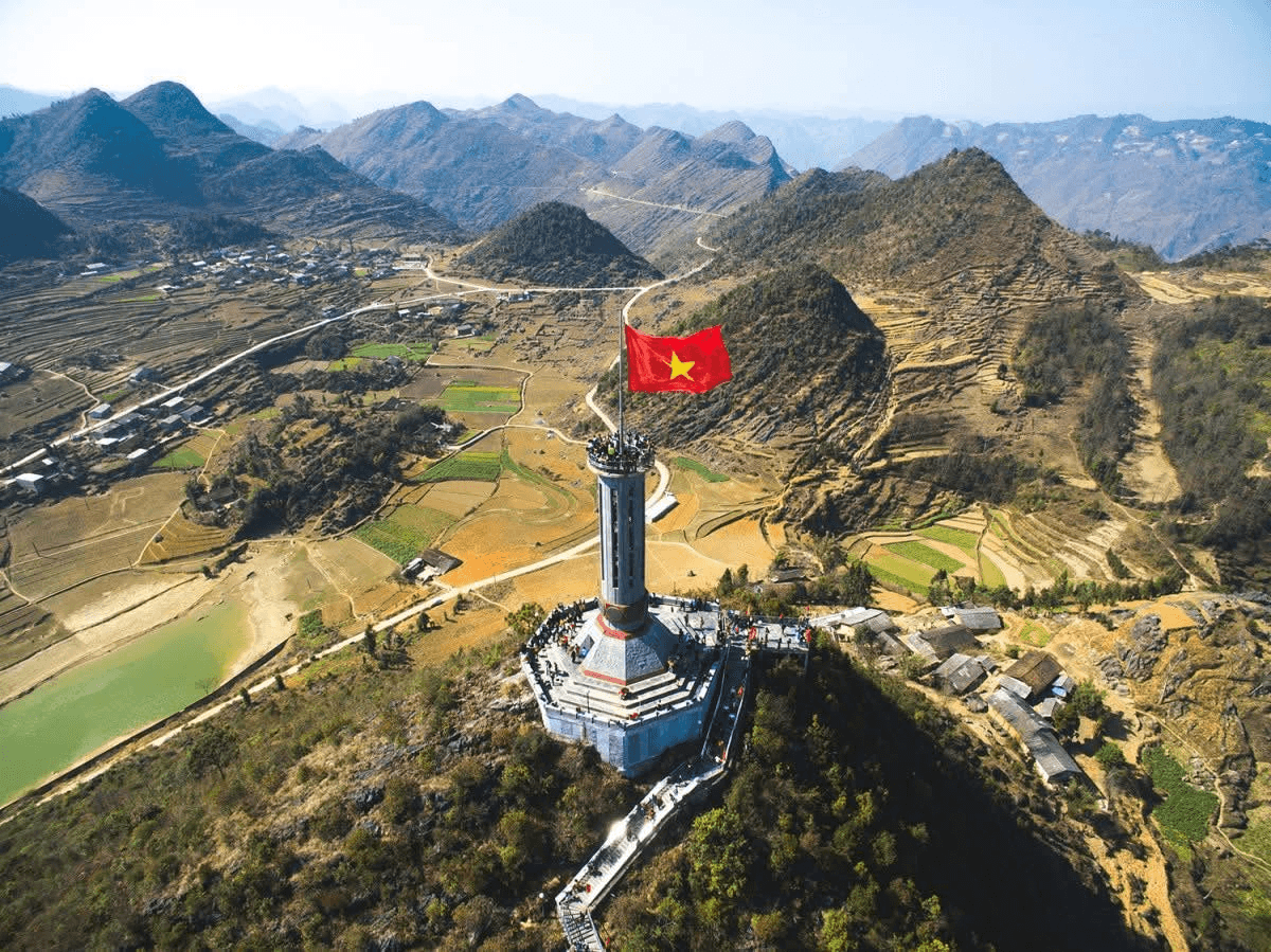 Flycam ngắm toàn cảnh thung lũng Thài Phìn Tủng từ Cột cờ Lũng Cú