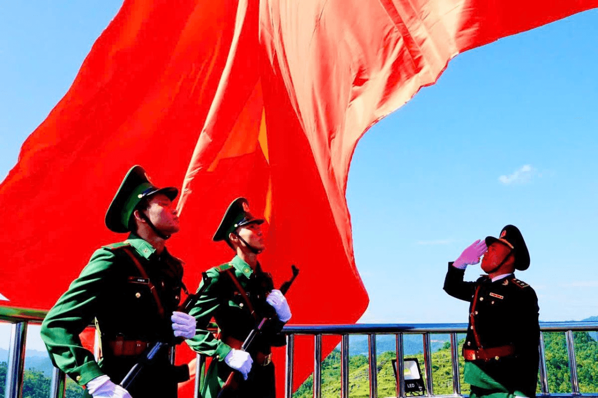 Nghi thức thượng cờ trang nghiêm của chiến sĩ biên phòng tại Cột cờ Lũng Cú