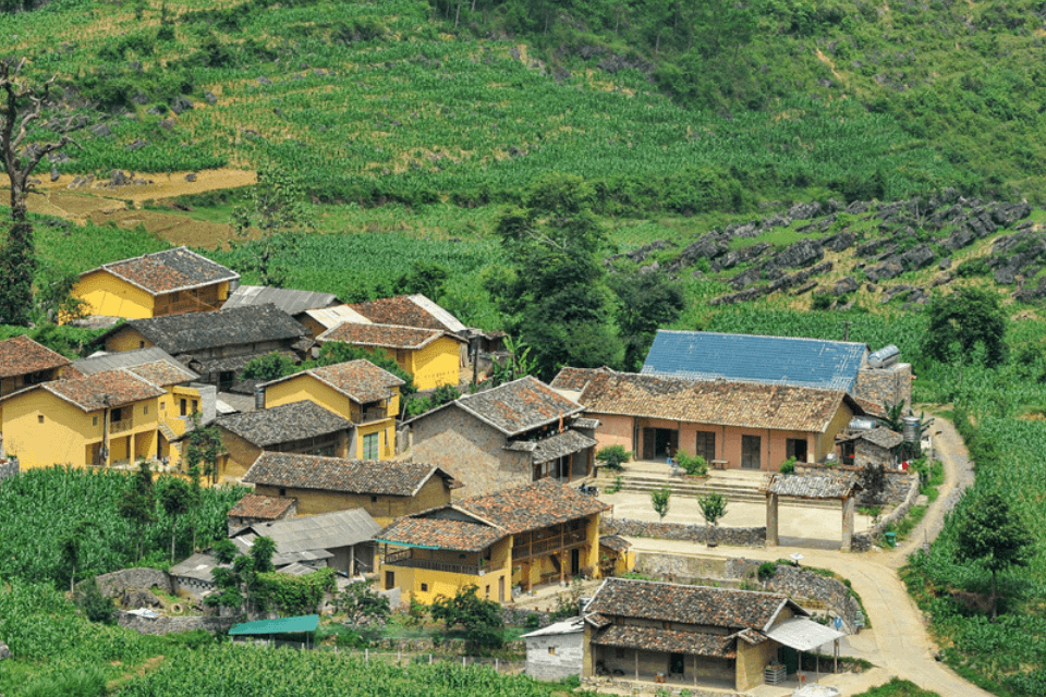 Làng văn hóa du lịch Lô Lô Chải nép mình dưới chân núi Rồng