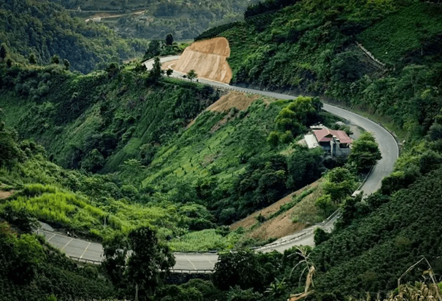 Cung đường đèo Pha Đin quanh co hiểm trở giữa núi rừng Tây Bắc