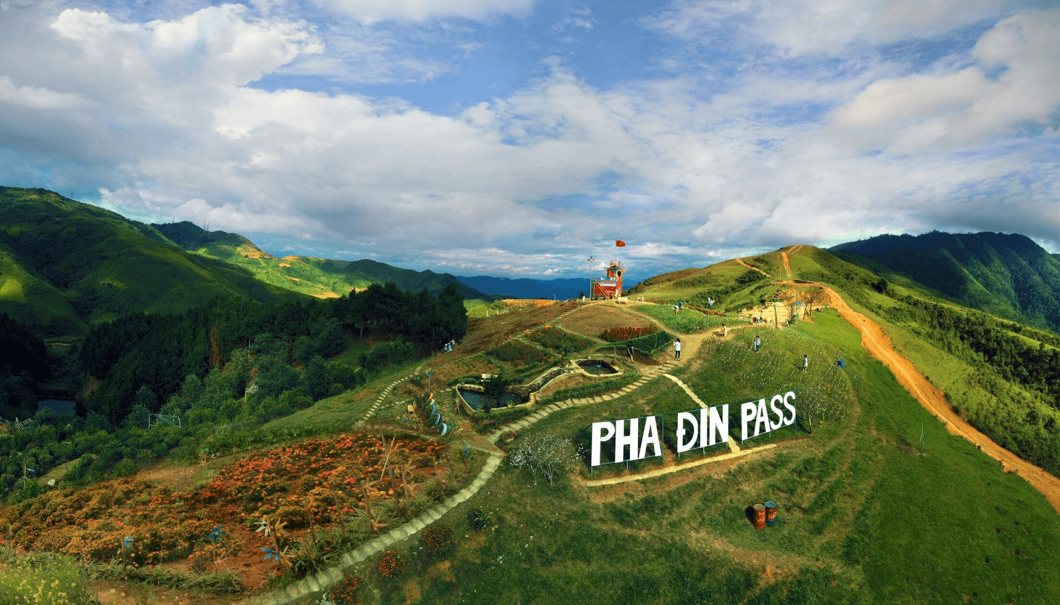 Điểm dừng chân Pha Din Pass rực rỡ cờ hoa trên đỉnh đèo Pha Đin