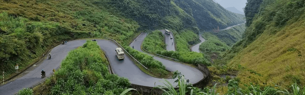 Các khúc cua uốn lượn hiểm trở trên dốc Thẩm Mã Hà Giang