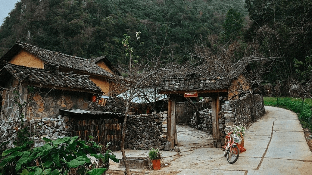Cổng nhà Chuyện của Pao tường rào đá truyền thống tại Sủng Là