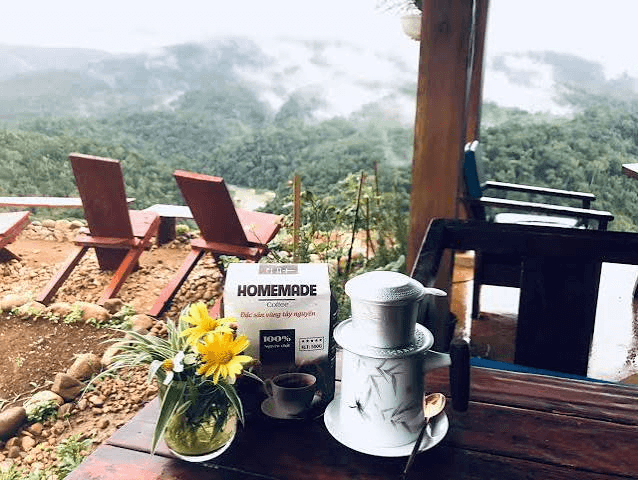 Ly cà phê phin Măng Đen ngắm mây mù lãng đãng từ quán cafe sườn đồi