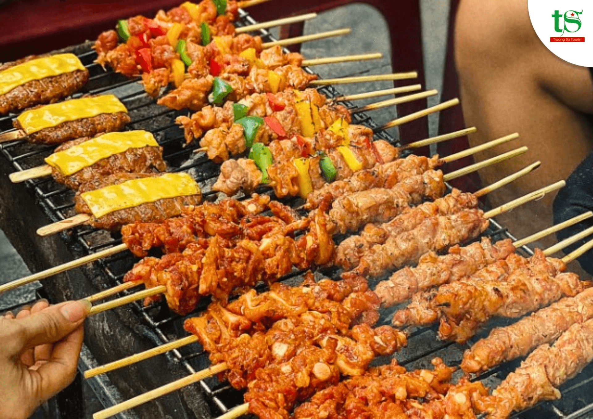 Các xiên thịt nướng phô mai và rau củ thơm lừng tại chợ đêm Măng Đen