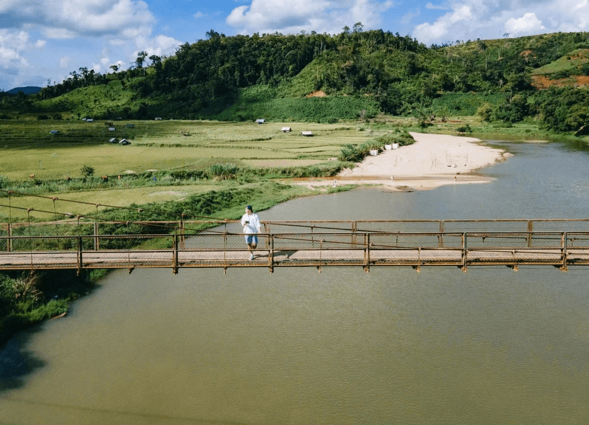 Cầu treo Kon Tu Rằng bắc qua sông dẫn vào làng du lịch Măng Đen