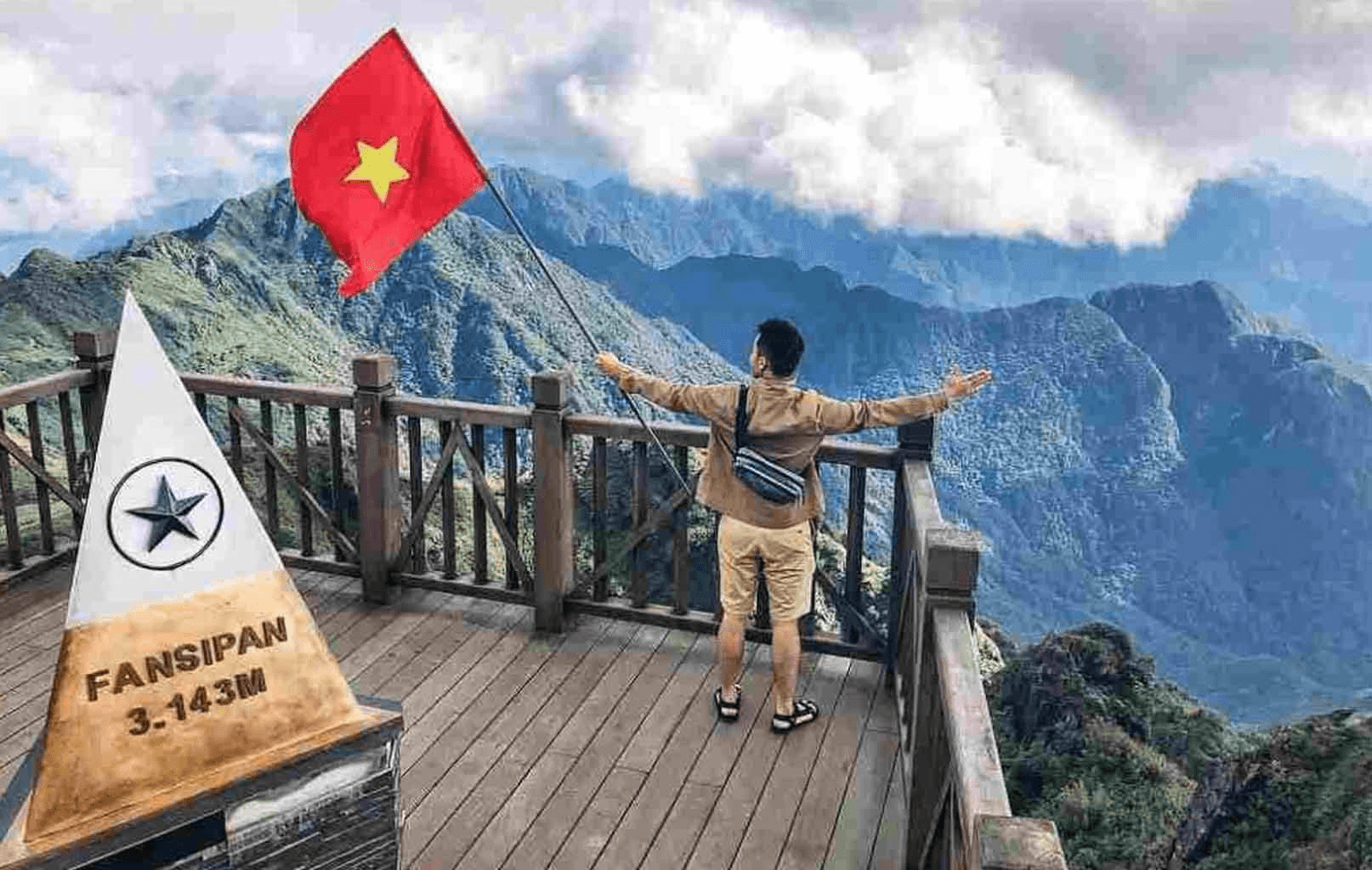 Du khách cầm cờ đỏ sao vàng check in chóp mốc Fansipan 3.143m