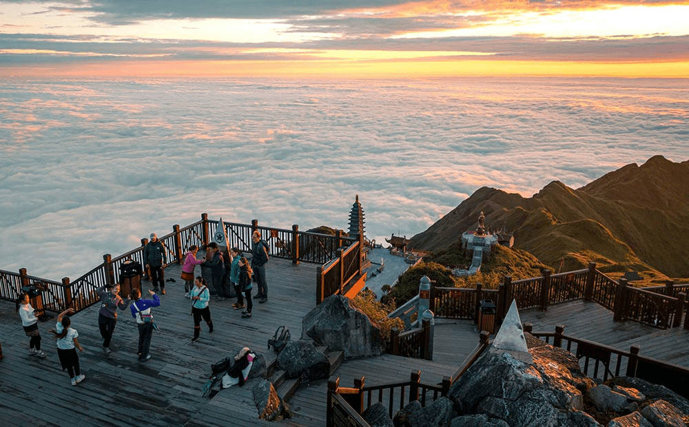 Du khách săn mây hoàng hôn rực rỡ tại sân khấu đỉnh Fansipan Sapa