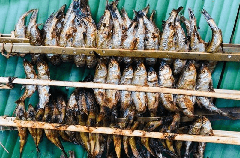 Cá mương cá bống suối nướng kẹp tre đặc sản hồ Ba Bể Bắc Kạn