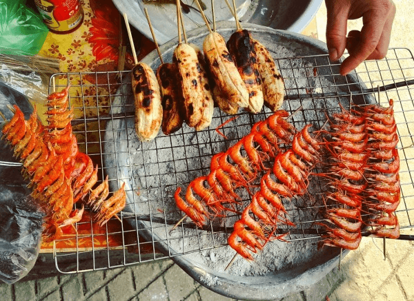 Xiên tôm nướng đỏ au và chuối nướng thơm lừng ven hồ Ba Bể