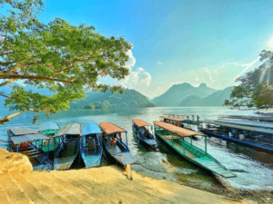 Du Lịch Hồ Ba Bể: Khám Phá “Viên Ngọc Xanh” Giữa Núi Rừng Vườn Quốc Gia