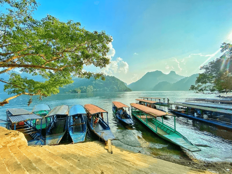 Bến thuyền hồ Ba Bể tấp nập thuyền máy đón khách du lịch