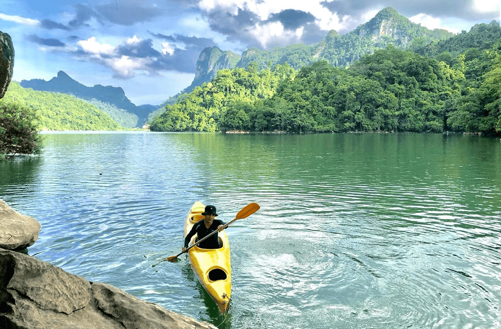 Du khách chèo thuyền kayak vàng ngắm cảnh non nước hồ Ba Bể