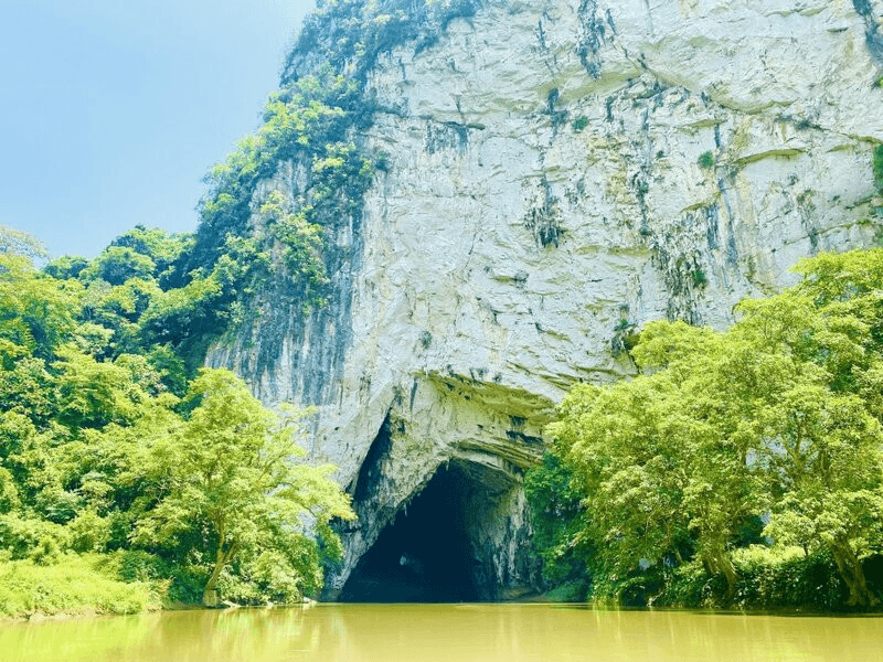 Cửa vòm đá vôi kỳ vĩ của động Puông trên dòng sông Năng Ba Bể
