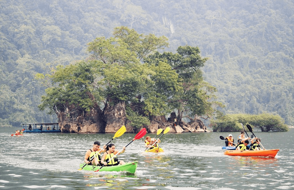 Trải nghiệm chèo thuyền kayak quanh đảo Bà Góa tại hồ Ba Bể