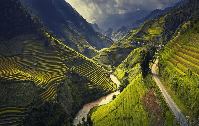 Thung lũng ruộng bậc thang Hoàng Su Phì trải dài theo dòng suối nhỏ