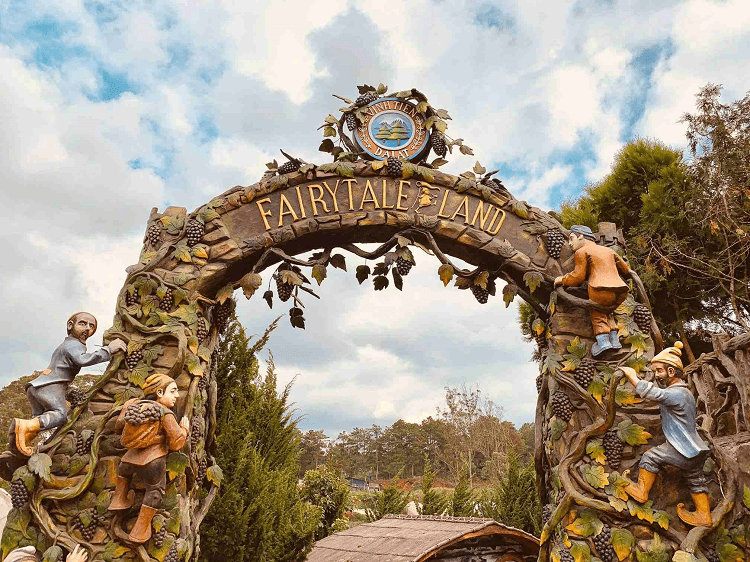 Cổng chào chạm khắc độc đáo tại Dalat Fairytale Land