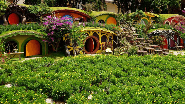 Những ngôi nhà hobbit tí hon nhiều màu sắc tại Đà Lạt