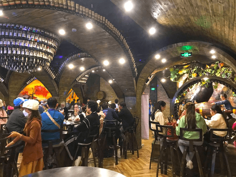 Du khách thưởng thức rượu vang tại hầm rượu Dalat Fairytale Land