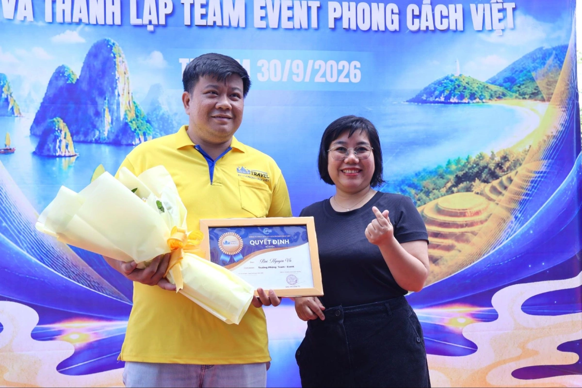 Ông Bùi Nguyên Vũ (bên trái) nhận quyết định bổ nhiệm từ bà Cao Thị Cẩm Tú. Ảnh: Phú Quí.