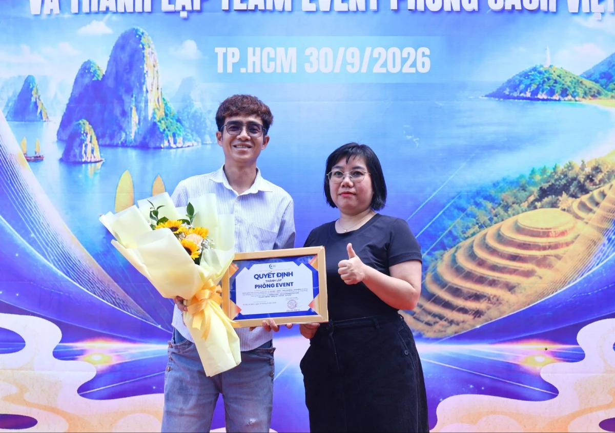 Ông Nguyễn Hữu Nghĩa (bên trái), đại diện Phòng HDV Phong Cách Việt Travel, nhận quyết định thành lập Phòng Event từ bà Cao Thị Cẩm Tú. Ảnh: Phú Quí.