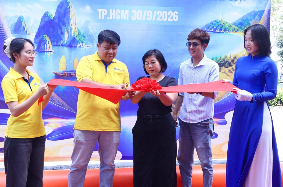 Nghi thức cắt băng đánh dấu thời điểm Team Event Phong Cách Việt chính thức đi vào hoạt động. Ảnh: Phú Quí.