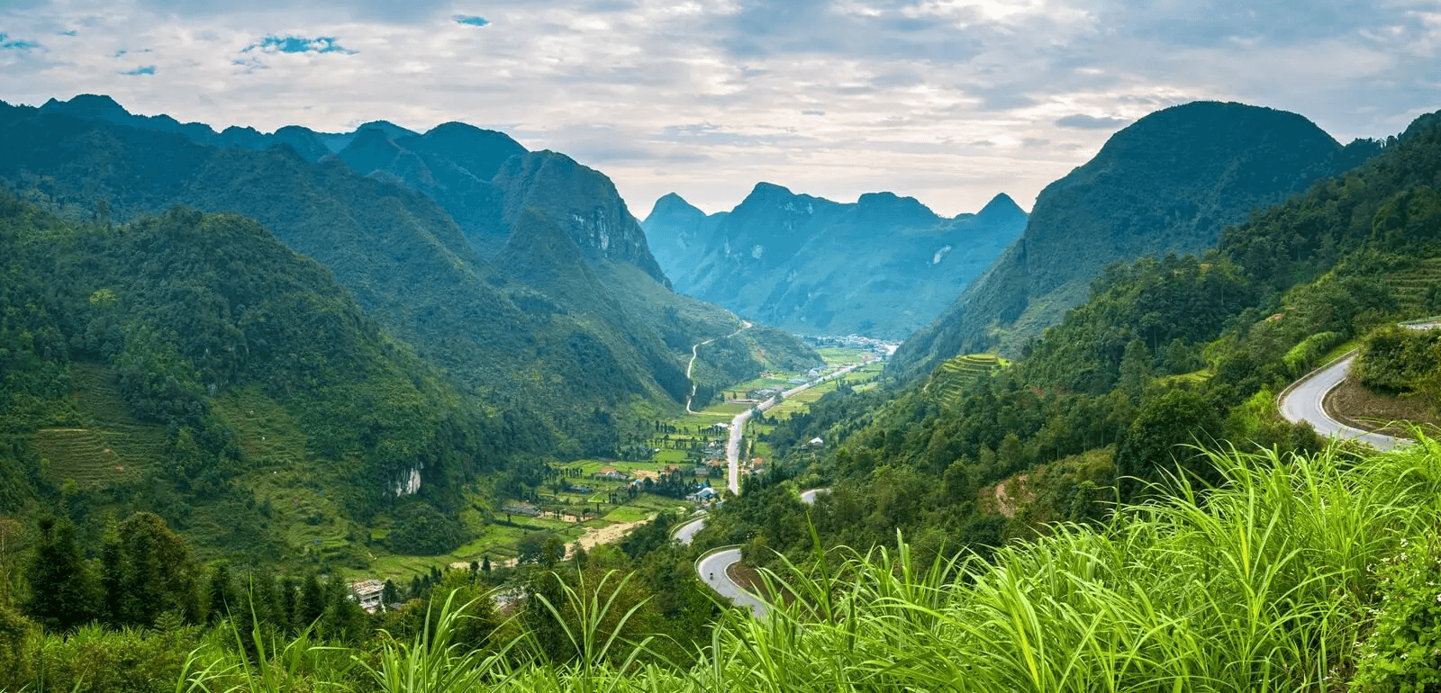 Toàn cảnh đèo Mã Pí Lèng uốn lượn qua thung lũng núi đá Hà Giang