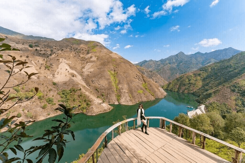 Điểm dừng chân ngắm toàn cảnh sông Nho Quế từ đèo Mã Pí Lèng