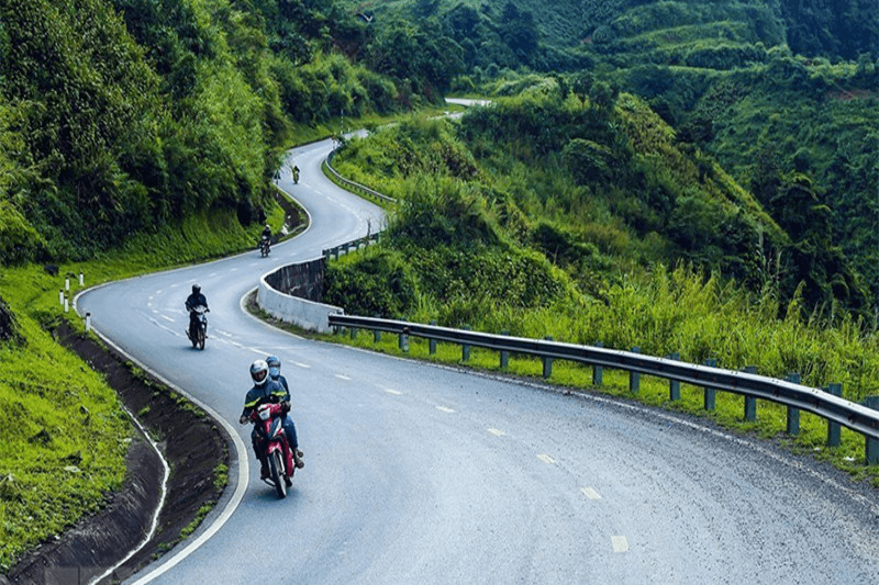 Phượt xe máy chinh phục khúc cua tay áo đèo Mã Pí Lèng Hà Gian