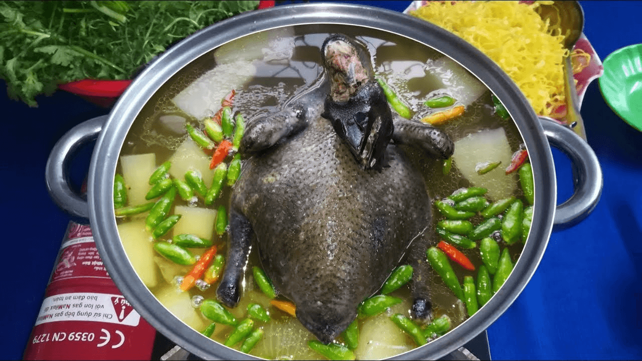 Nồi lẩu gà đen ớt hiểm đặc sản nổi tiếng tại Đồng Văn Hà Giang