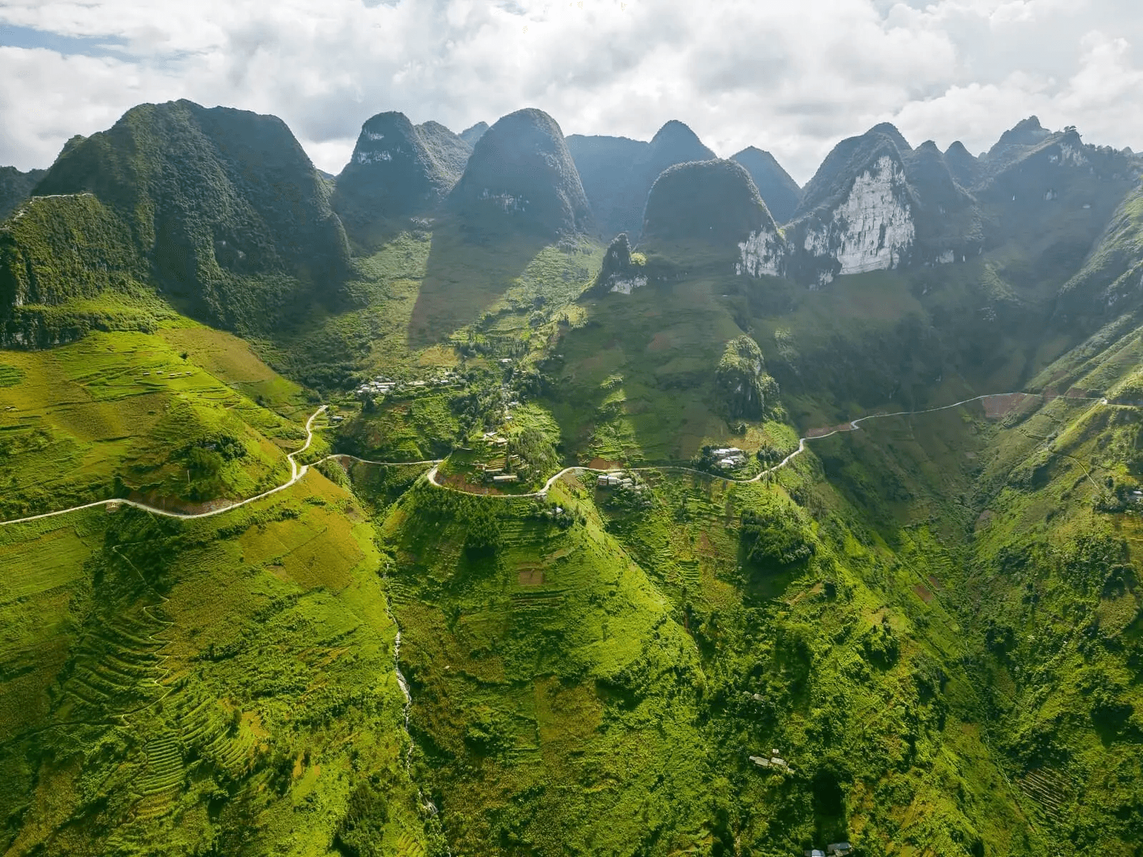 Bản làng và ruộng bậc thang xanh ngát trên sườn núi đá Hà Giang