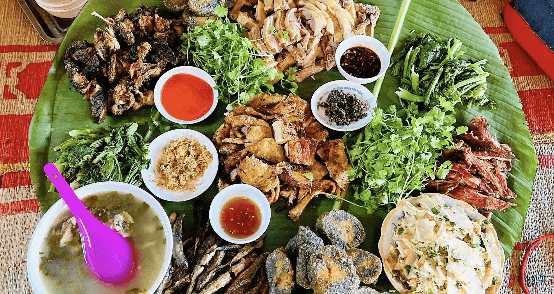 Mẹt ẩm thực Tây Bắc với gà nướng cá suối thịt trâu gác bếp Mộc Châu