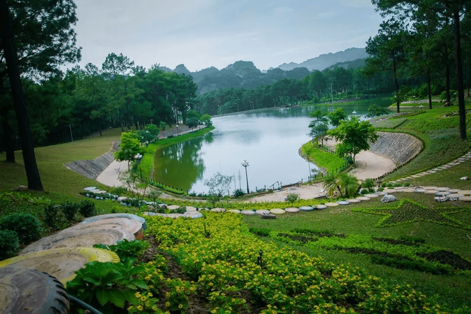 Hồ nước phẳng lặng thơ mộng trong khu du lịch rừng thông Bản Áng Mộc Châu
