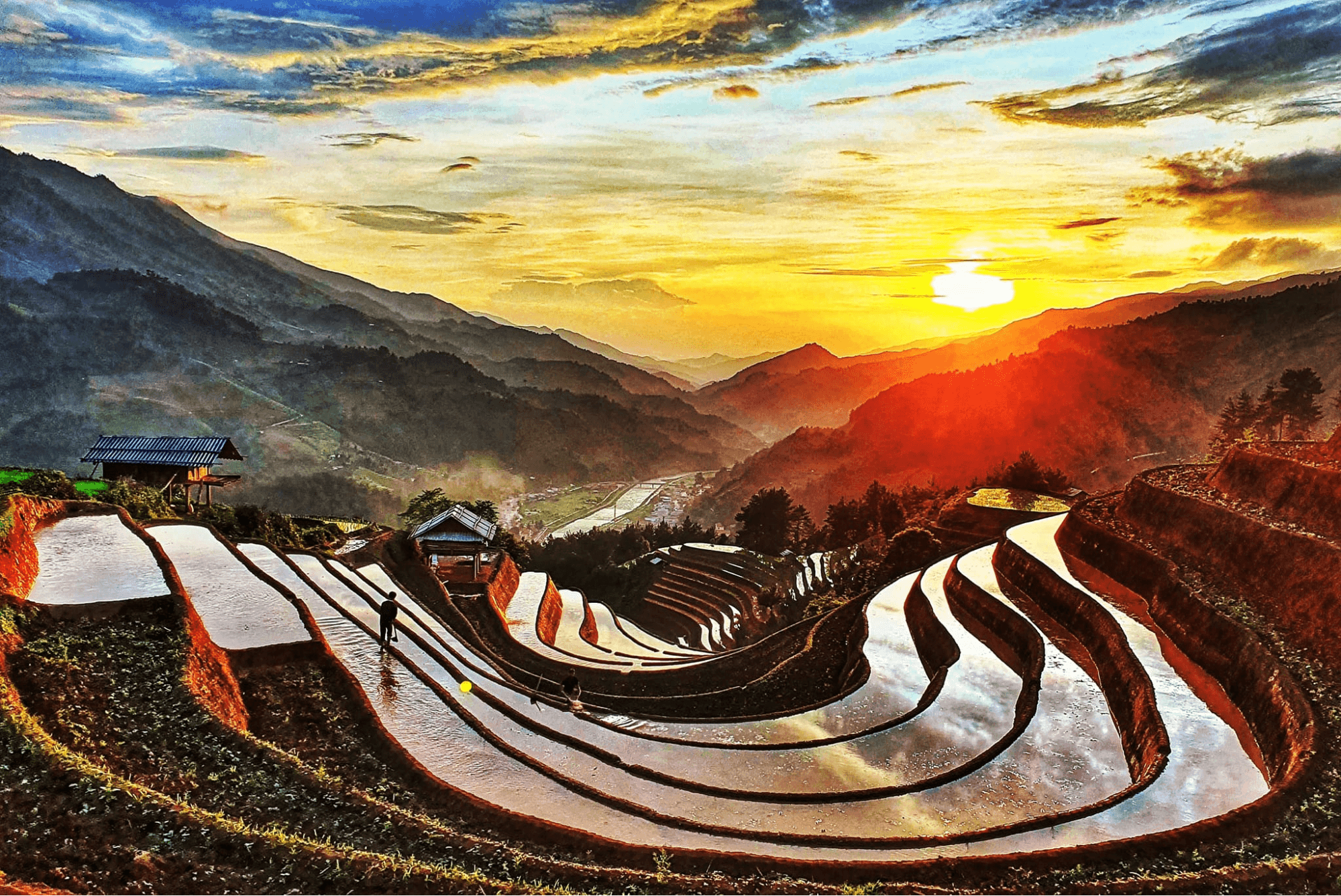 Ruộng bậc thang Mù Cang Chải mùa nước đổ lấp lánh ánh hoàng hôn