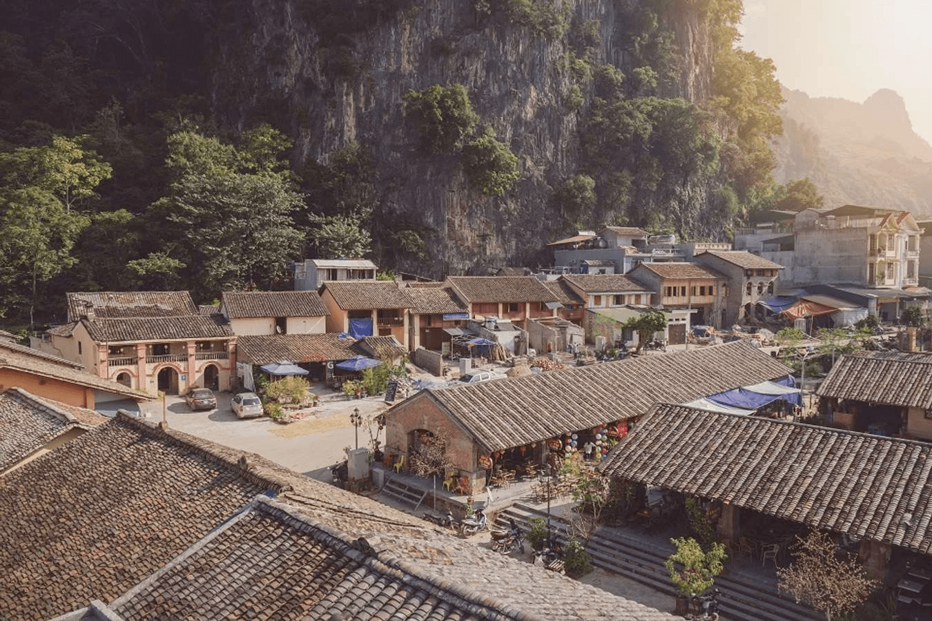 Khu phố cổ Đồng Văn nép mình dưới chân núi đá Hà Giang