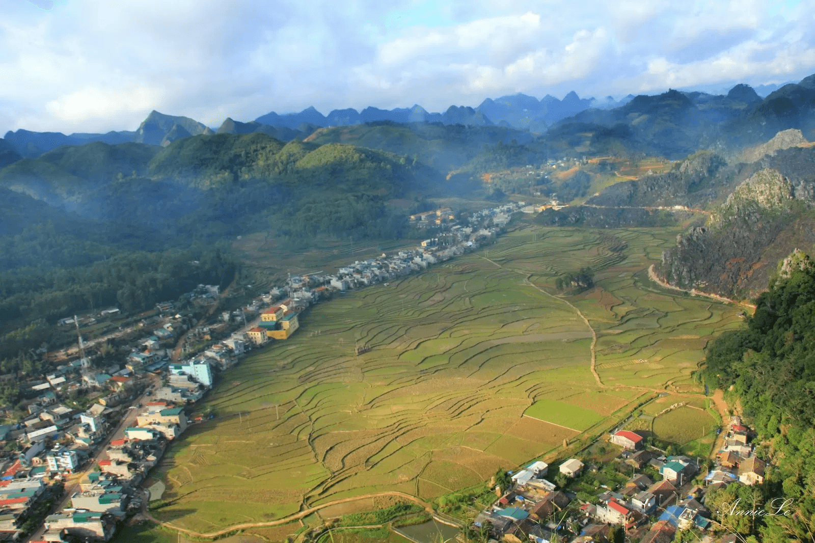 Toan canh thi tran Tam Son va canh dong lua Quan Ba Ha Giang