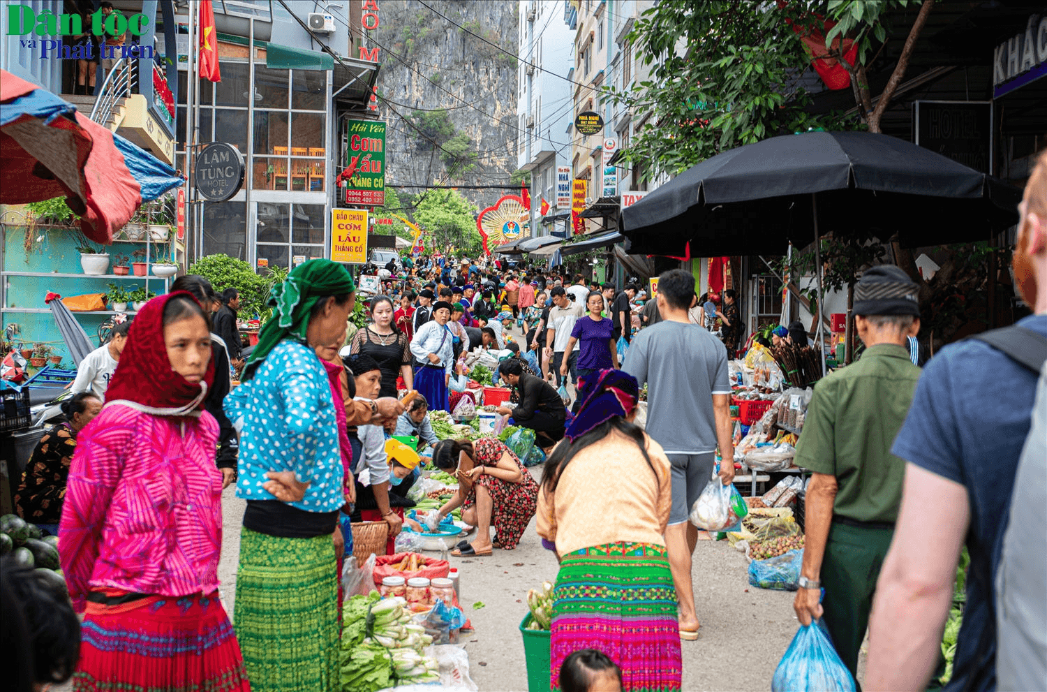 Cho phien Dong Van Ha Giang nhon nhip sac mau trang phuc tho cam