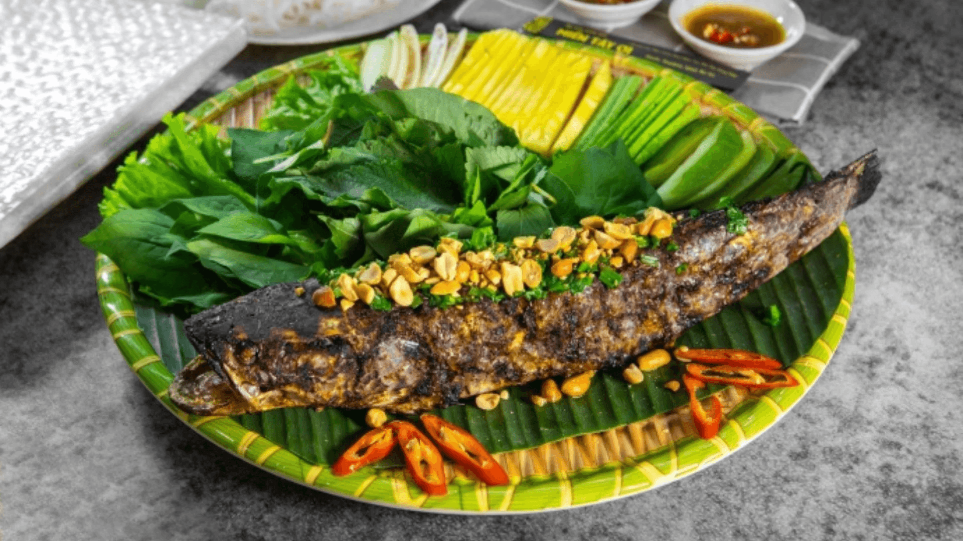 Cá lóc nướng trui rắc mỡ hành đậu phộng đặc sản trứ danh Trà Sư