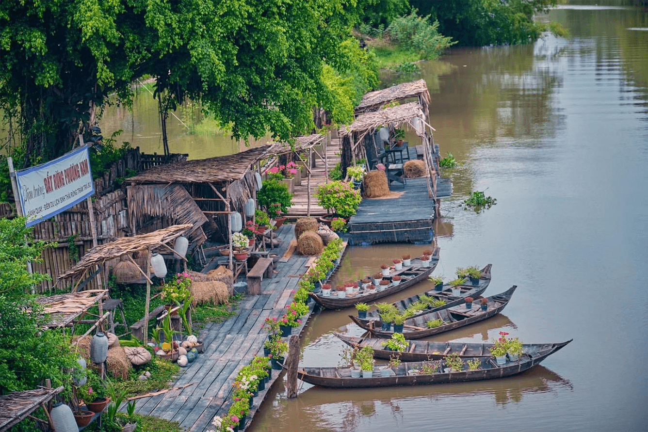 Khu phim trường Đất Rừng Phương Nam bên bến thuyền rừng tràm Trà Sư
