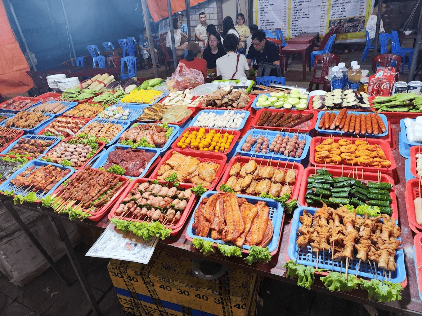 Quầy xiên nướng đường phố phong phú tại chợ đêm Sapa