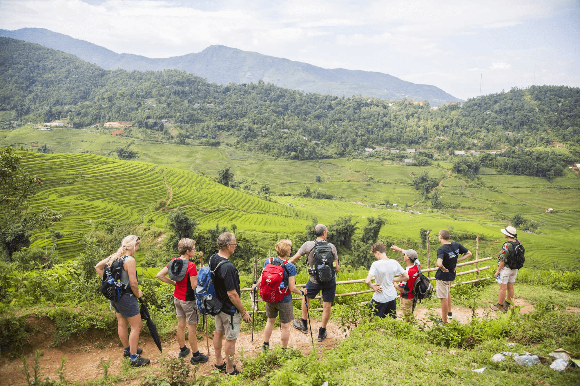 Đoàn du khách trekking ngắm ruộng bậc thang bản Ý Linh Hồ Sapa