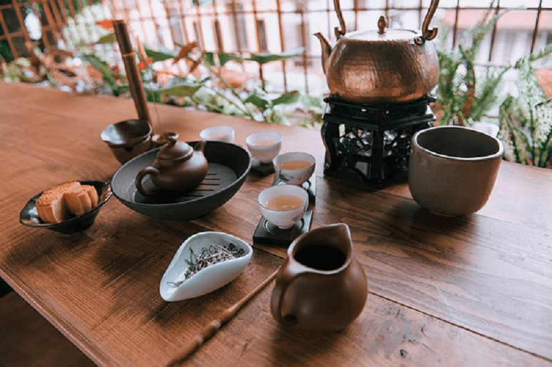 Thưởng trà Shan tuyết cổ thụ Tà Xùa bên bàn trà gỗ ấm cúng