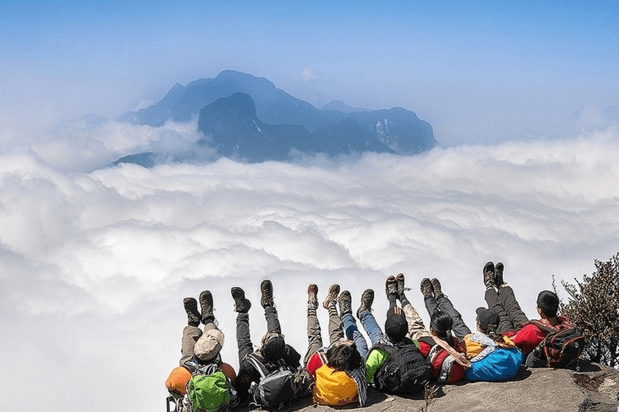 Nhóm phượt thủ check in mỏm đá ngắm biển mây trắng xoá đỉnh Tà Xùa