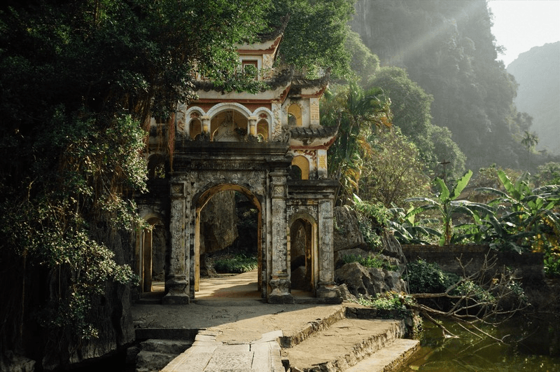 Cổng tam quan chùa Bích Động cổ kính trầm mặc bên hồ nước Ninh Bình