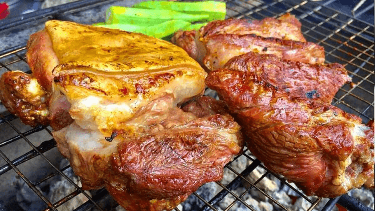 Thịt dê núi nướng tảng thơm lừng đặc sản trứ danh Tam Cốc Ninh Bình