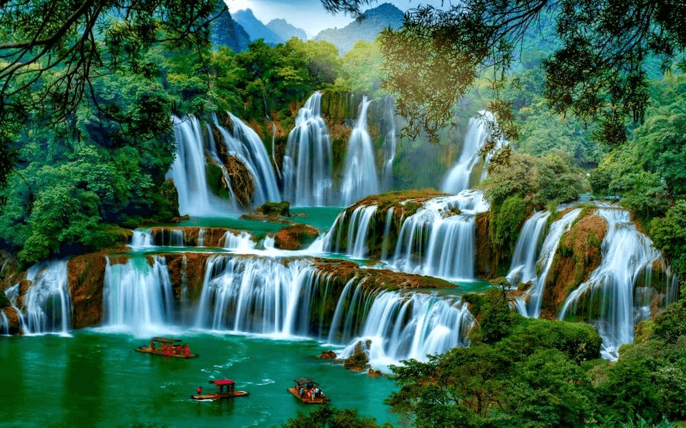 Bè mảng chở khách du lịch ngắm cận cảnh dòng thác Bản Giốc hùng vĩ