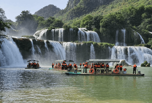 Các bè mảng chở du khách trải nghiệm trên sông dưới chân thác Bản Giốc