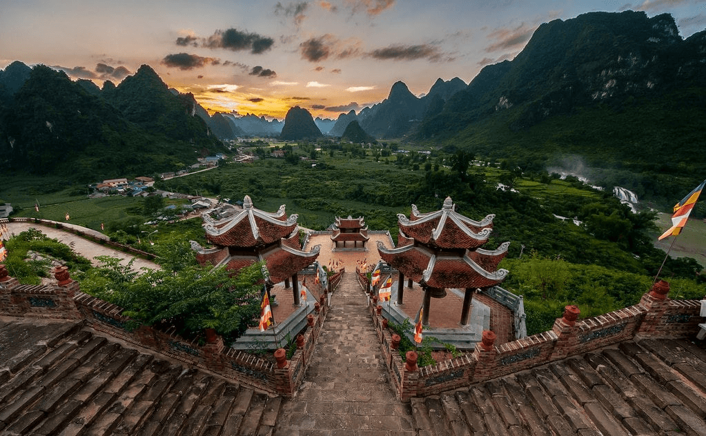 Hoàng hôn buông xuống chùa Phật Tích Trúc Lâm Bản Giốc nhìn ra thung lũng